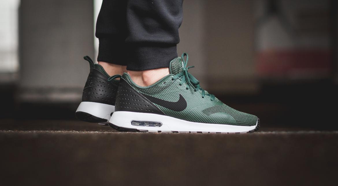 Nike hotsell tavas green